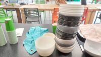 Westfriese Uitdaging - 20 bakjes, 16 kermamiek rest plastic